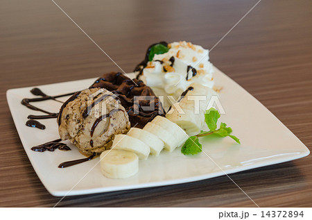 sweet dessert 14372894