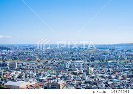 街並みと透き通る青空 14374541