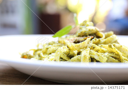 spaghetti with pesto sauce on wood background spaghetti with pesto sauce on wood background 14375171