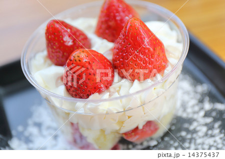 strawberry mousse cake 14375437