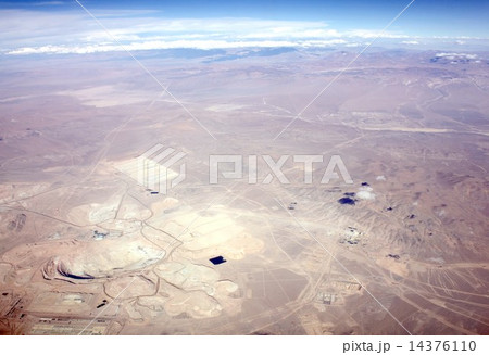 南米チリ北部アンデス山麓に広がる高地砂漠に建設された銅山 南米チリ北部アンデス山麓に広がる高地砂漠に建設された銅山 14376110