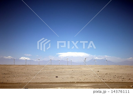 南米チリ共和国北部アンデス山麓の町カラマ周辺の高地砂漠地帯に建設された風力発電施設 14376111