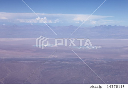 南米チリ北部アンデス山麓に広がる高地砂漠に位置するアタカマ塩湖に建設された世界最大のリチウム鉱山 14376113