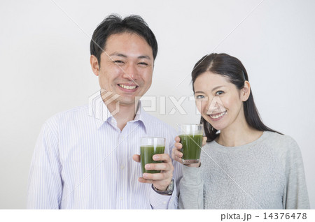 青汁を飲む夫婦 14376478