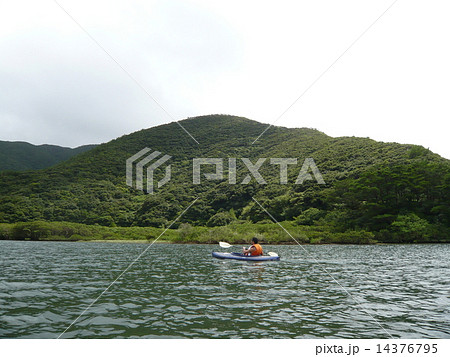 シーカヤックと奄美の海と山々 14376795