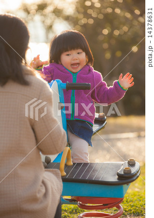 公園で遊ぶ 14378631