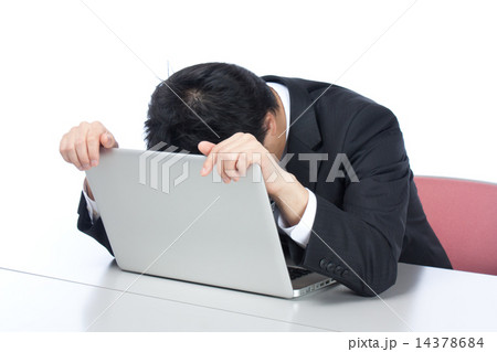 パソコンで仕事/落ち込むビジネスマン パソコンで仕事/落ち込むビジネスマン 14378684