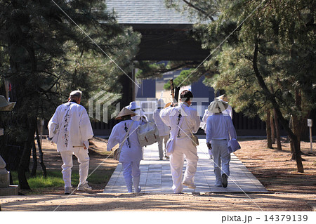 四国霊場第80番札所「讃岐国分寺」お参りを終えて山門へ向かうお遍路さん 四国霊場第80番札所「讃岐国分寺」お参りを終えて山門へ向かうお遍路さん 14379139
