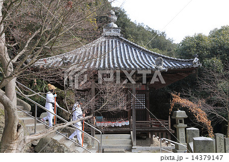 四国霊場第71番札所「弥谷寺」観音堂前を行くお遍路さん 14379147