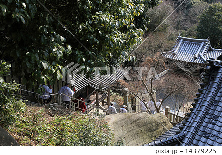 四国霊場第71番札所「弥谷寺」岩窟の護摩堂から観音堂前を鐘楼へ下りるお遍路さん 四国霊場第71番札所「弥谷寺」岩窟の護摩堂から観音堂前を鐘楼へ下りるお遍路さん 14379225