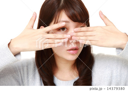 チラ見する女性 14379380