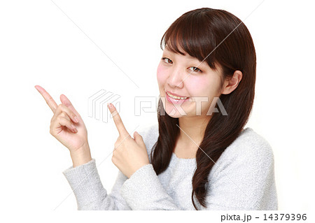 説明する女性 14379396