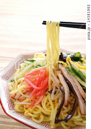 冷やし中華　俯瞰　箸でつまみあげ 14381993