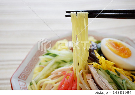 冷やし中華　俯瞰　箸でつまみあげ 14381994