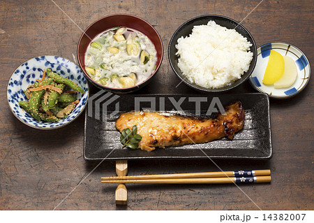 日本の食卓イメージ ごはん 味噌汁 焼き魚 おかず 渋い木のテーブルの写真素材