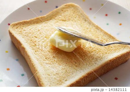 バタートースト バターを塗るの写真素材
