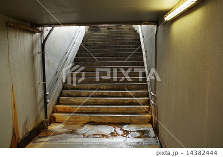 地下道と階段 14382444