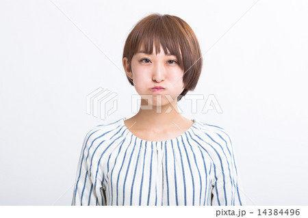 爽やかなワンピースを着た可愛い女の子 14384496