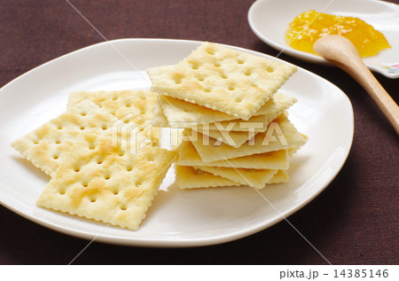 積まれたクラッカー 14385146