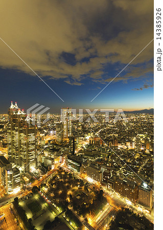 新宿高層ビルから超広角で望む　街明りが眩しい夜景　東京街並全景南西の方角　　遥か彼方横浜も望む 14385926