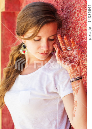 Mehendi on the hand of pretty girl 14386642