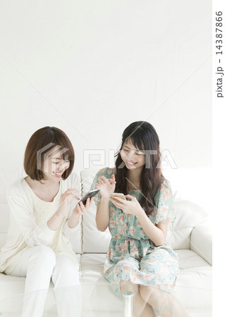 友達とスマホ 14387866