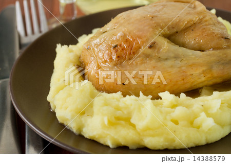 fried chicken with mashed potato 14388579