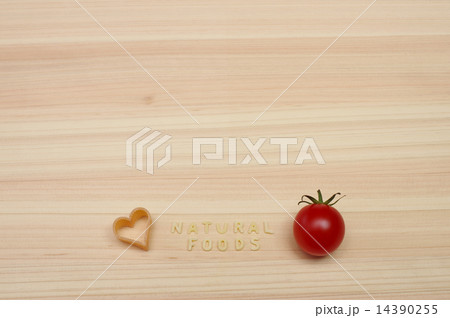 NATURALFOODSの文字とミニトマト 正面下部 NATURALFOODSの文字とミニトマト 正面下部 14390255