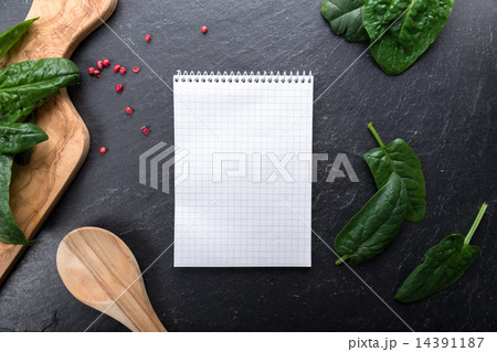 fresh spinach 14391187