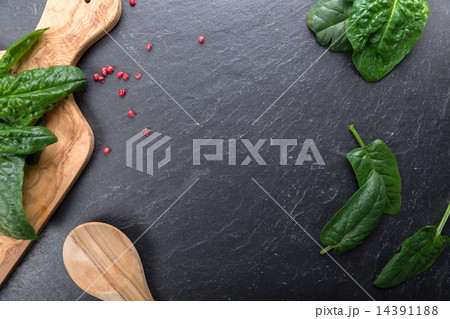 fresh spinach 14391188