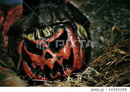 scary halloween jack-o-lantern 14395298