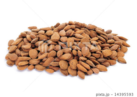 shelled almonds 14395593