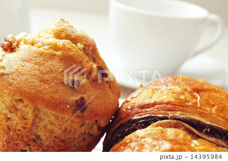 coffee and pastries 14395984