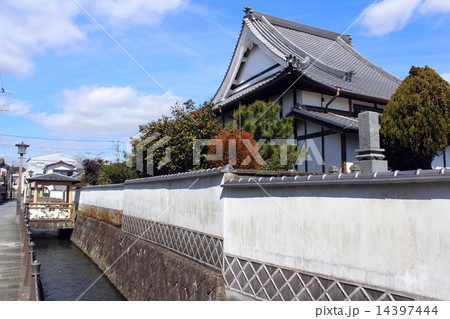 白塀とお寺がある町並み 14397444