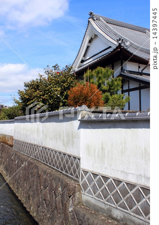 白塀とお寺がある町並み 14397445