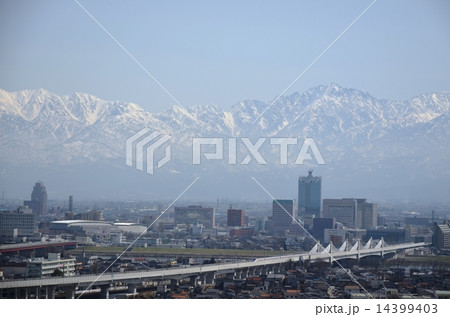 白銀の立山連峰を背景に疾走する北陸新幹線 14399403