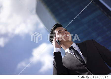 Asian business man making phone calls Asian business man making phone calls 14400013