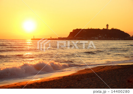湘南の浜、江の島と夕日 湘南の浜、江の島と夕日 14400280