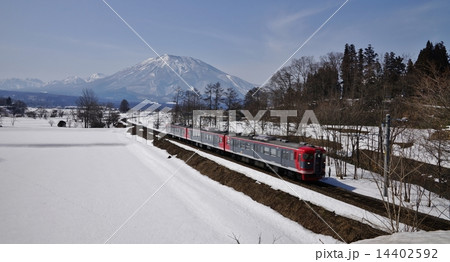 信州古間きたしなの鉄道と黒姫山 14402592