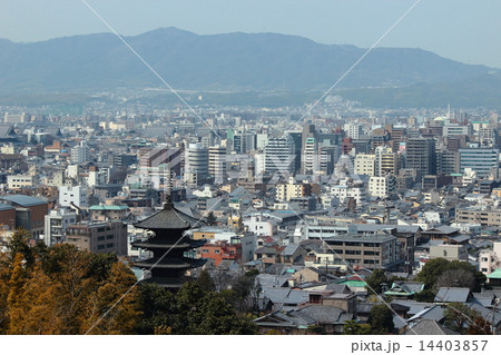 京都　八坂の塔の見える街並み 14403857