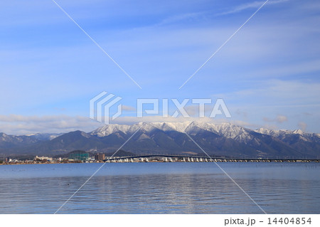 琵琶湖大橋と雪化粧の比良山地 14404854