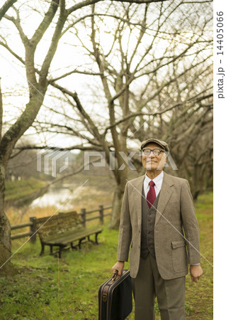 カバンを持つシニア男性 14405066