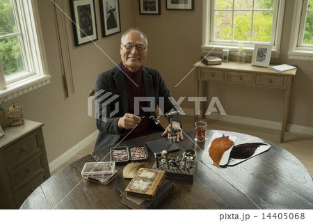 フライフィッシングの道具を作るシニア男性 14405068