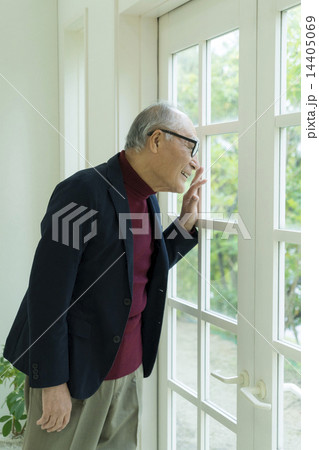 窓の外を眺めるシニア男性 14405069