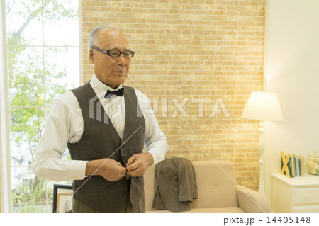 ベストを着るシニア男性 14405148