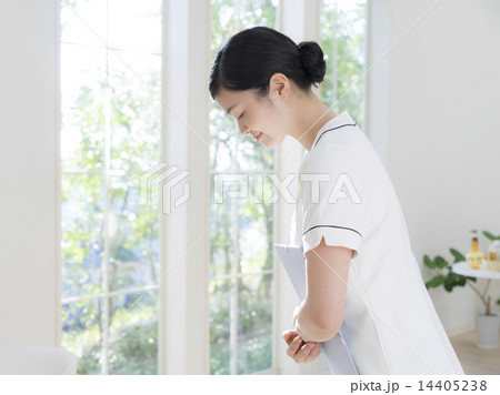 お辞儀をするエステティシャン 14405238
