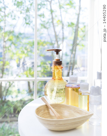 テーブルに置かれたボトル 14405290