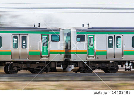 Jr東日本 E231系 先頭車両連結 流し撮りの写真素材