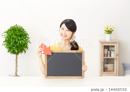 メッセージボードを矢印で指す女性 14408550