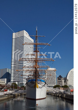 快晴の日本丸、正面アップ 快晴の日本丸、正面アップ 14412079